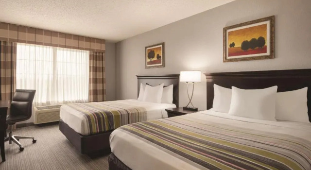 Четырёхместный номер Standard Country Inn & Suites by Radisson, West Bend, WI