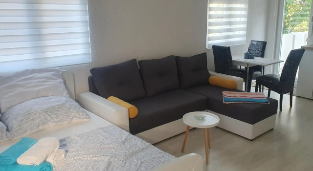 Apartmani Sara Marija, Book Hotel Hoteller i Karlobag med parkering, Parkering