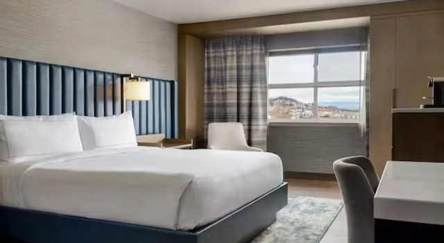 DoubleTree by Hilton Kelowna, Book Hotel Hoteller i Britisk Columbia med pool, Swimmingpool
