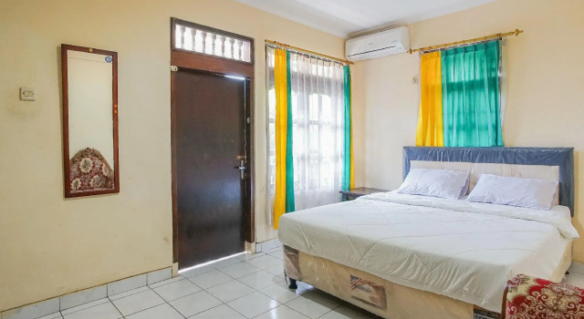 Двухместный номер Standard AC RedDoorz at Mahendra Beach Inn Kuta