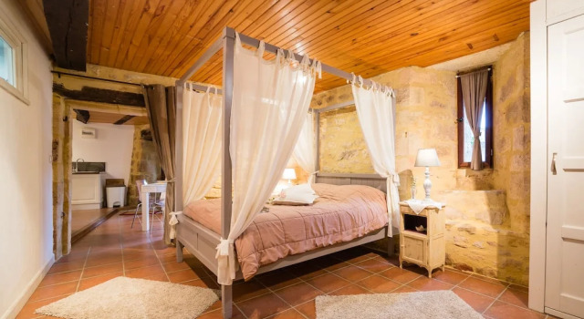 Historical ONE Bedroom Flat ON THE Cobblestone Path TO THE Castle, Забронировать Отель Бенак-э-Казнак Dodogne Valley