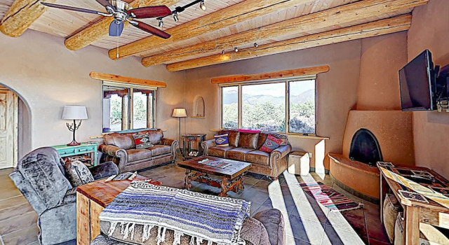 All-New Desert Hideaway: Mountain Views & Hot Tub home, Varaa Lomakoti Wheeler Peak Wilderness Area New Mexico