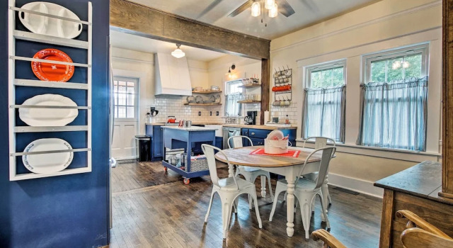 Коттедж Remodeled Historic Farmhouse ~ 20 Mi to KC!
