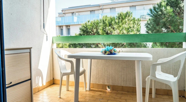Cozy Apartment With Sunny Terrace in Bibione, Prenota Appartamento Hotel a Veneto con parcheggio, Parcheggio