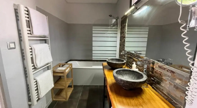 Трёхместный номер Comfort Auberge Val Moureze Hôtel & Spa