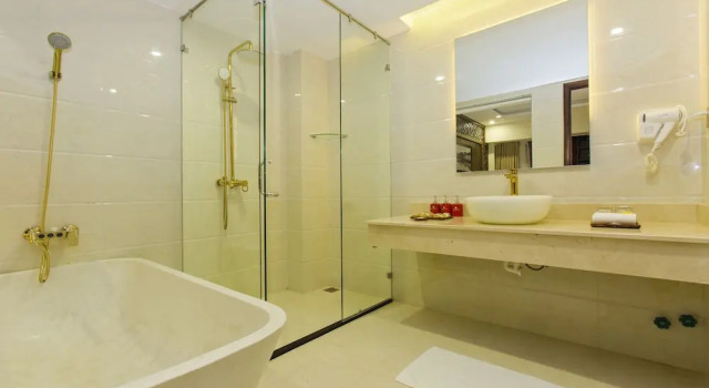 Люкс Ally Beach Boutique Hotel Hoian