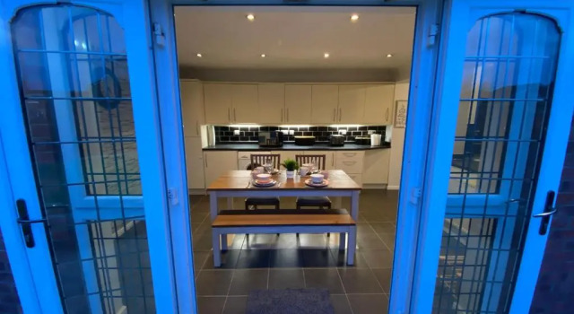 Коттедж Lovely family home, 5 minutes from the beach