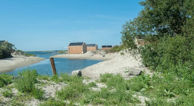 Коттедж Lakefront Retreat w/ Hammock