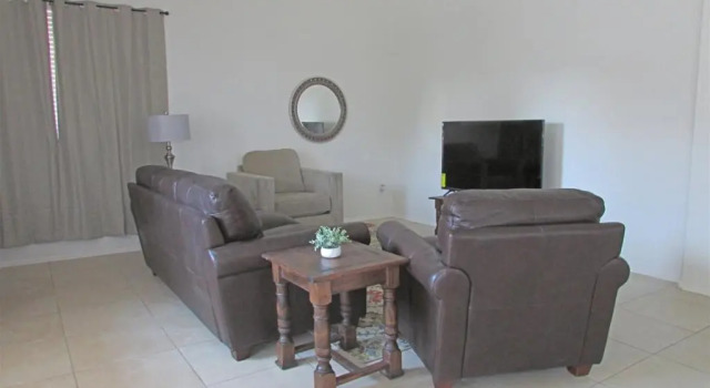 Коттедж Cozy house near I-10 with pool heater, hot tub, BBQ