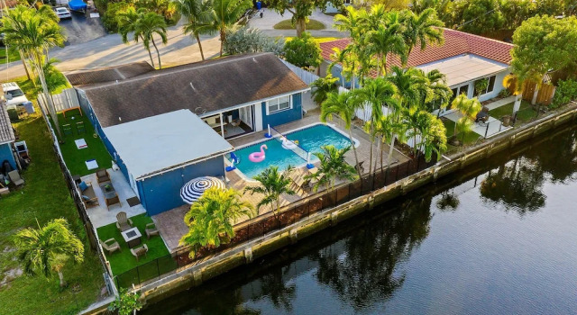 Коттедж с 5 комнатами Peaceful 5BR -waterway Views & Private Heated Pool
