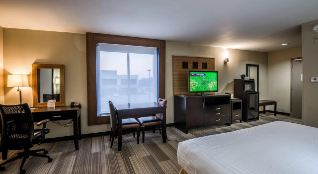 Четырёхместный номер Standard Holiday Inn Express Hotel & Suites Plano West - Frisco by IHG
