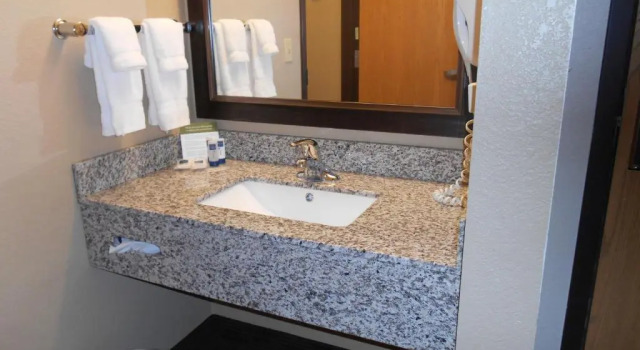Номер Standard AmericInn by Wyndham Bay City