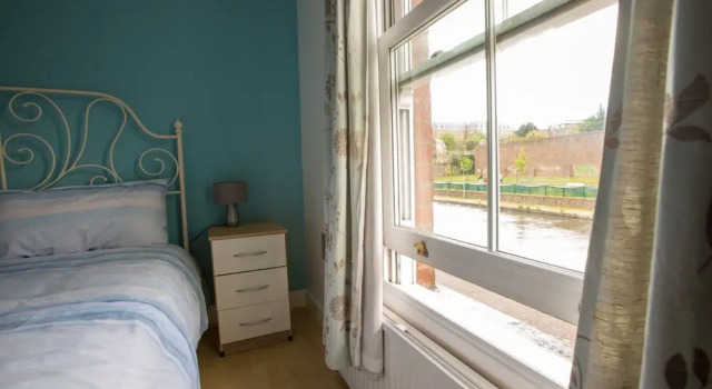 Gorgeous 3-bedroom Cottage by the River in Reading, Varaa Lomakoti Mökit kohteessa Merseyside, Mökki