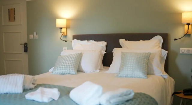 Hôtel Échappée en Baie - Chambres climatisées -Parking privé gratuit dont forfaits bornes électriques réservable, Забронировать Отель Сен-Валери-сюр-Сомм Somme Bay, рядом с Станция Сен-Валери-Пор