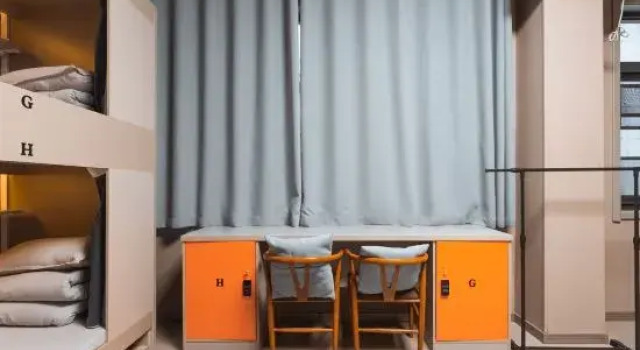 Кровать в общем номере (мужской номер) Sunday Youth Space Hostel (Yingtianmen)