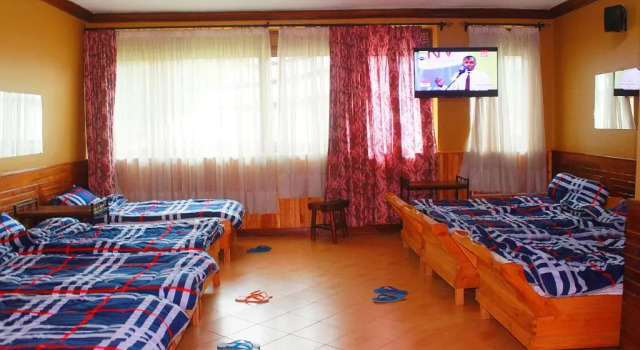 Кровать в общем номере (мужской номер) Bunyonyi Safaris Resort