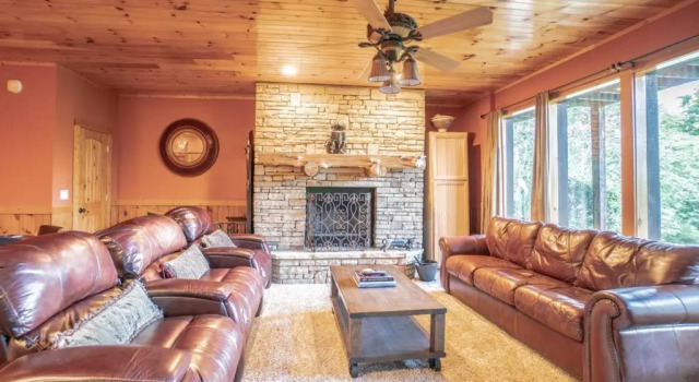 2 HOMES on Douglas Lake - Smoke Rise Lodge & Barn, Book Hotel Hoteller i Newport med pool, Swimmingpool