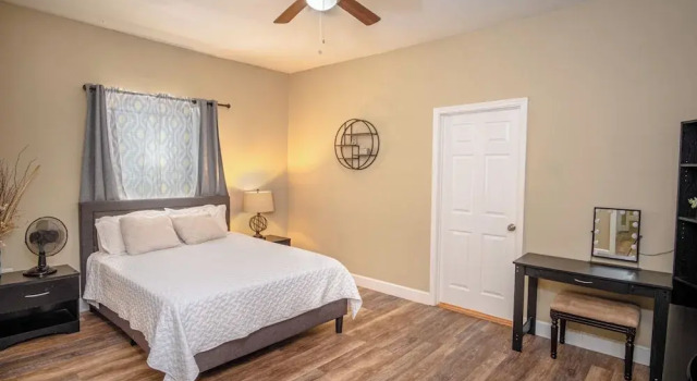 Коттедж с 3 комнатами Large 3br/2ba Family Home W/patio Near Downtown!