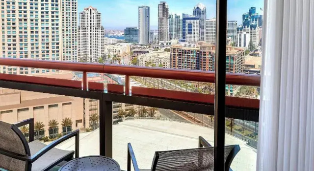 Четырёхместный номер Deluxe с балконом и с видом на город Marriott Marquis San Diego Marina