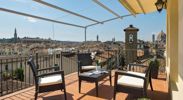 Кровать в общем номере с 6 комнатами с балконом Santa Croce Terrace Deluxe