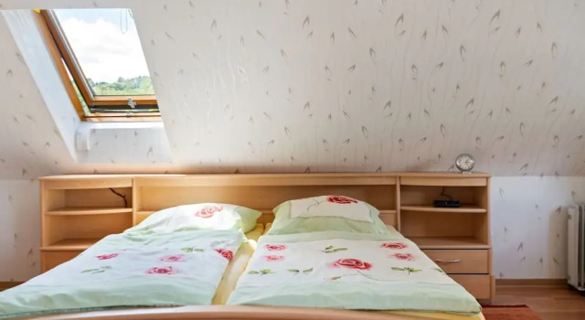 Garden View Apartment in Erzgebirge near Forest, Đặt Căn hộ Pohla Ore Mountains