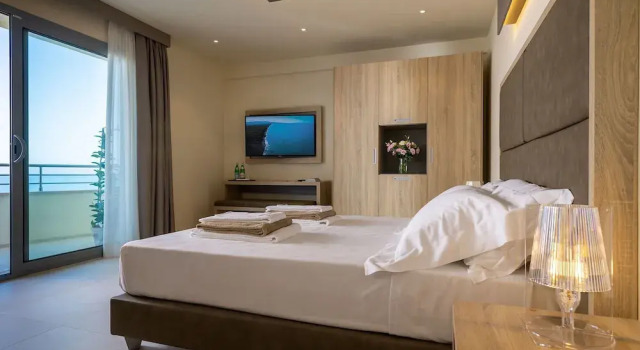 Номер Deluxe с балконом Palace Lido Hotel & Suites