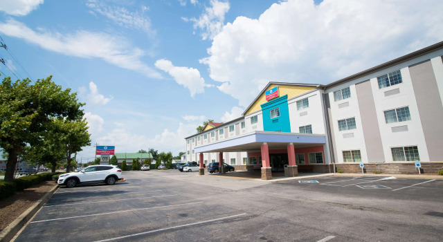 La Quinta Inn & Suites Louisville Airport & Expo, Rezerwuj Hotel Hurstbourne 