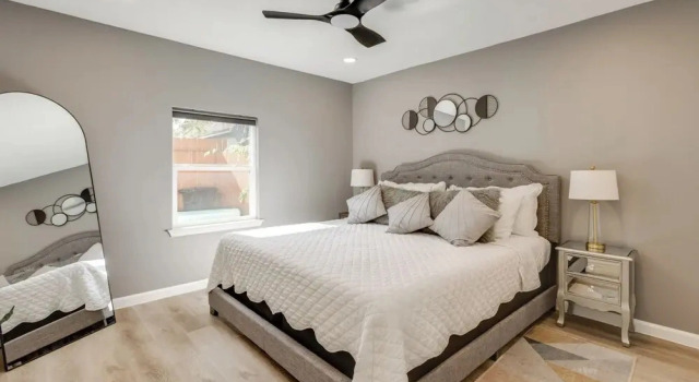 Updated Home w/ Hot Tub in Houston's Northside!, Book Feriehus Sommerhuse i Houston, Hytte