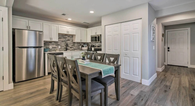 Апартаменты с 2 комнатами Chic Townhome ~ 6 Mi to Talking Rocks Cavern!