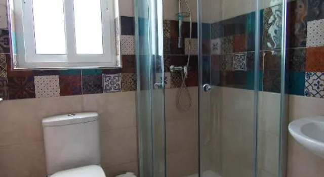 F12-2 Room 2 single beds privated bathroom in shared Flat