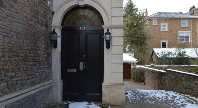 2 Bedroom Apartment With Parking, Забронировать Апартаменты/квартира Бристоль Англия, рядом с Christ Church Clifton