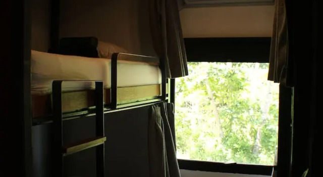 Кровать в общем номере Kakatua Hostel