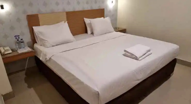 Hotel Ruby, Book Hotel Hotels in Sulawesi with Parking, Parking