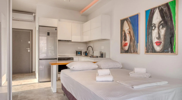Lux Deck Roof Apt at the Foothills of Acropolis w Breathtaking View, Забронировать Отель Неос-Космос Афины, рядом с Холм Филопаппос