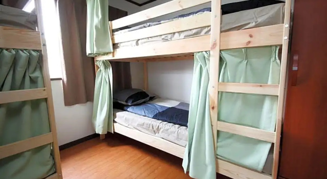 Кровать в общем номере (мужской номер) Tokyo House INN