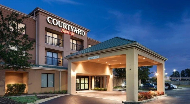 Четырёхместный номер Standard с балконом Courtyard by Marriott Hattiesburg