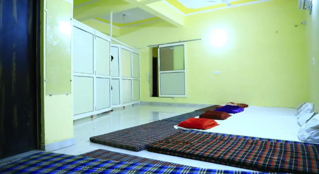 Кровать в общем номере Shivraj Homestay