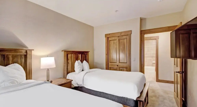 2br W/ Deck + Alpine Views Sleeps 6 - Ski-in Access 2 Bedroom Condo by RedAwning