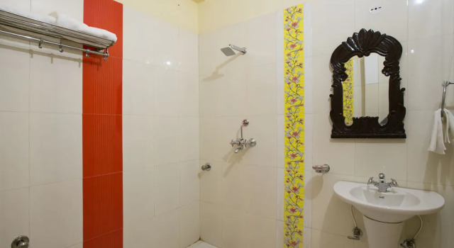OYO 11204 Hotel RG Palace, Забронировать Отель Отели штата Раджастхана с парковкой, Парковка
