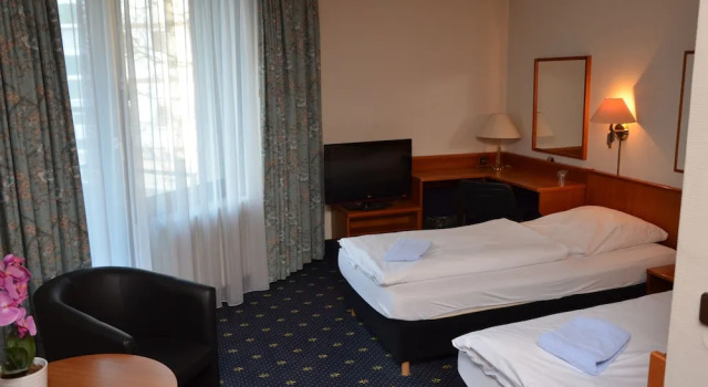 Четырёхместный семейный номер Standard с балконом Karaman Group Hotel