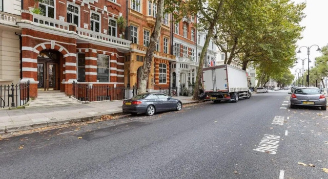 Stunning 2 Bed Apt, Sleeps 3 in Kensington, Забронировать Отель Отели Лондона 3 звезды, рядом с Здание «Мишлен Хауз», 3*