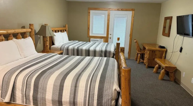 Четырёхместный люкс Superior с балконом Lake-Vu Motel