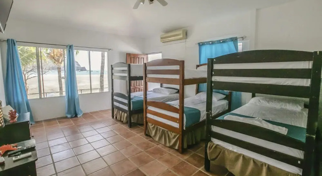 Кровать в общем номере Hotel Mozonte San Juan del Sur