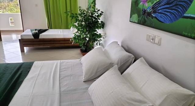 Трёхместный семейный номер Standard с балконом Moragalla Beach Home Guesthouse (Newly opened hotel)