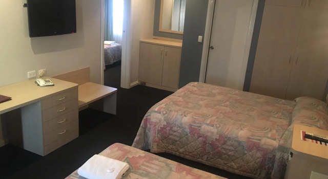 Charles Rasp Motor Inn & Cottages, Забронировать Отель Брокен-Хилл Новый Южный Уэльс