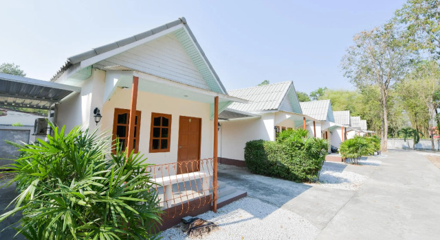 OYO 548 Wan Resort, Забронировать Курортный отель Отели Районг с парковкой, Парковка