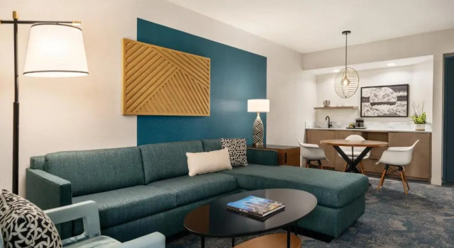 Четырёхместный люкс DoubleTree by Hilton Tampa Rocky Point Waterfront
