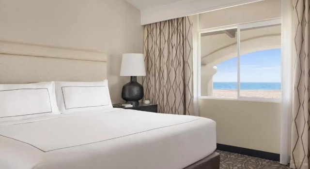 Двухместный люкс oceanfront Zachari Dunes on Mandalay Beach, Curio Collection by Hilton