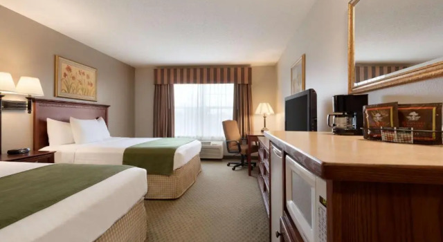 Четырёхместный номер Standard Country Inn & Suites by Radisson, St Cloud East, MN