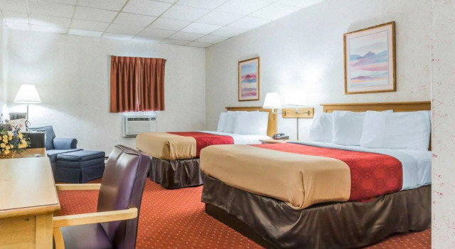 Четырёхместный номер Standard Econo Lodge Near Stewart International Airport